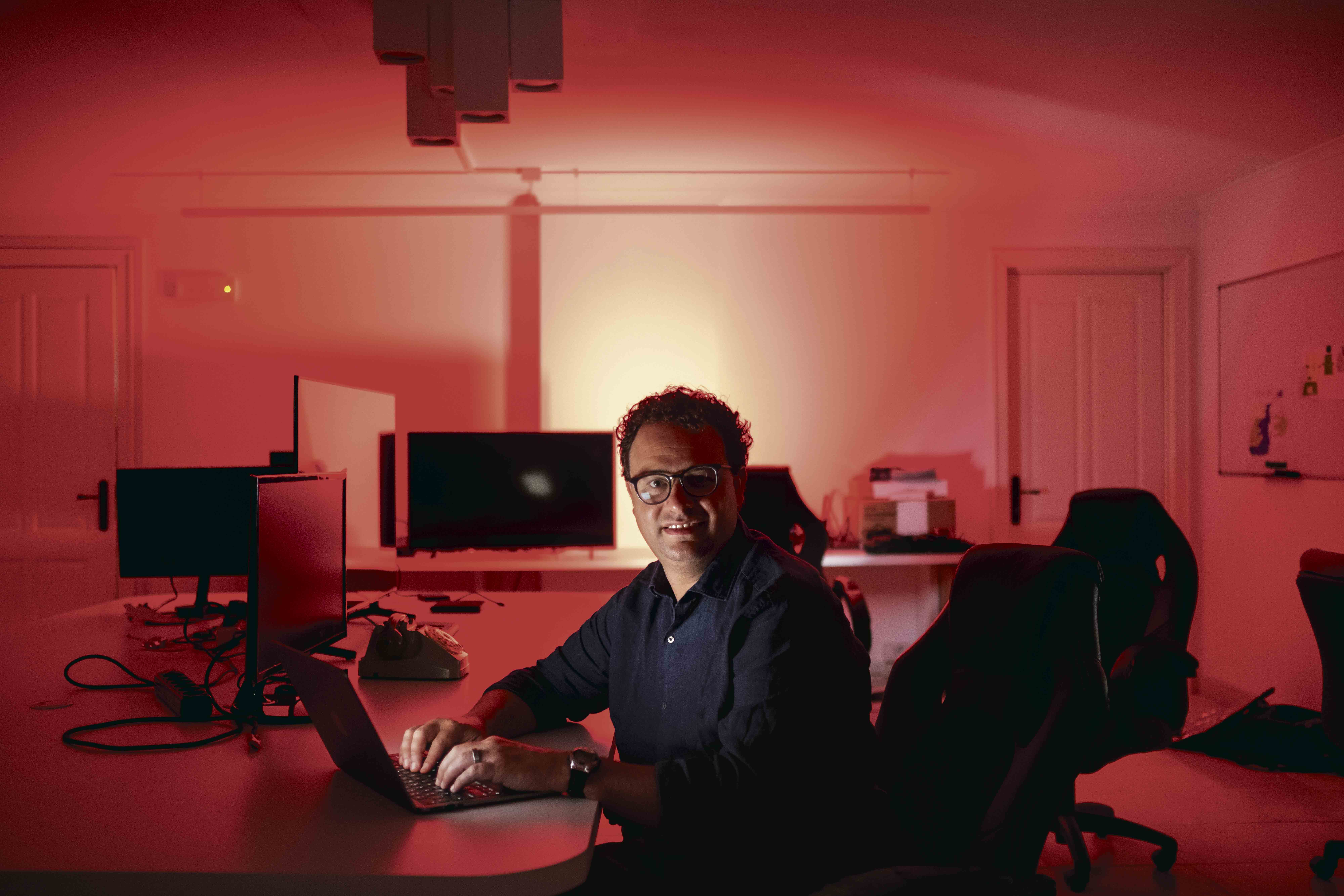 Amodei en sus oficinas de Anthropic, compañía que se escindió de OpenAI, cuando esta, antes de lanzar el ChatGPT, dejó de ser una empresa sin ánimo de lucro.