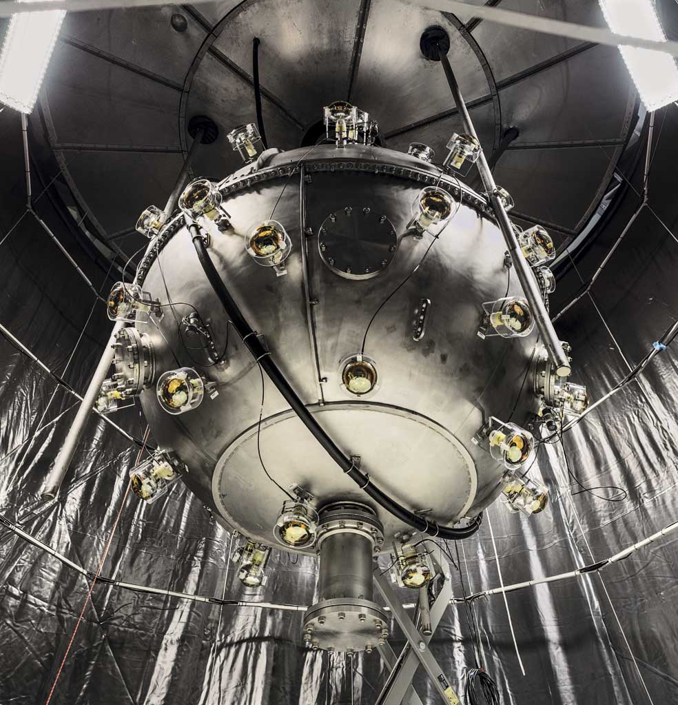 Varios experimentos buscan confirmar la existencia de materia oscura en nuestro propio planeta, en laboratorios subterráneos. En la foto, un detector, el DEAP-3600, del laboratorio canadiense Snolab. Con él, se tratan de localizar las partículas con la que estaría hecha la materia oscura, las WIMP