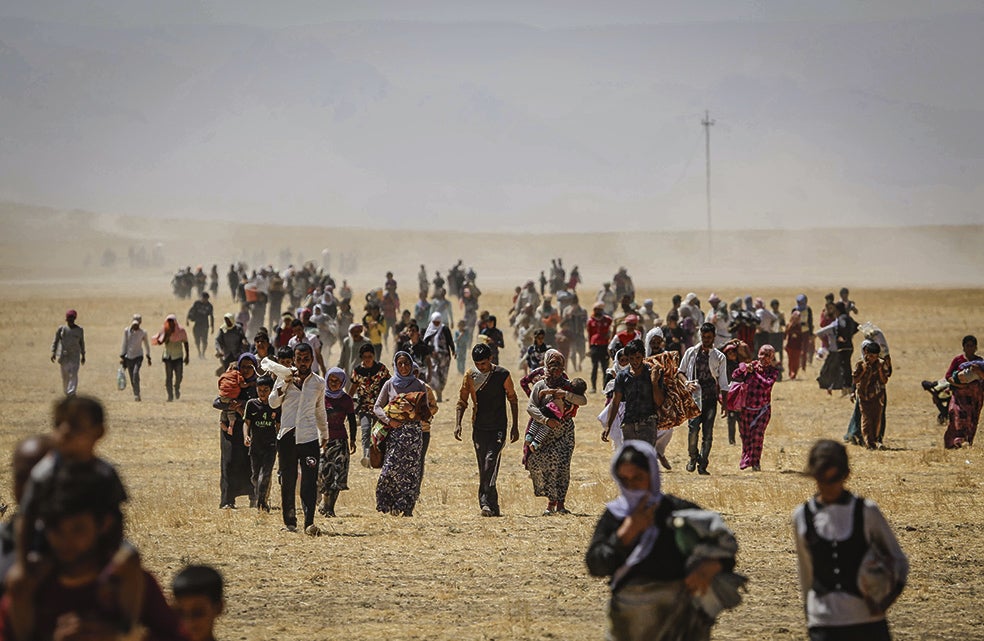 En agosto de 2014, el Estado Islámico atacó la región de Sinjar, en Irak, con la intención de erradicar a la población yazidí, fiel a una religión tan antigua como misteriosa. Más de 200.000 personas huyeron hacia el Kurdistán, 5000 fueron asesinadas, 6000 mujeres y niños fueron esclavizados y más de 2800 yazidíes siguen desaparecidos.