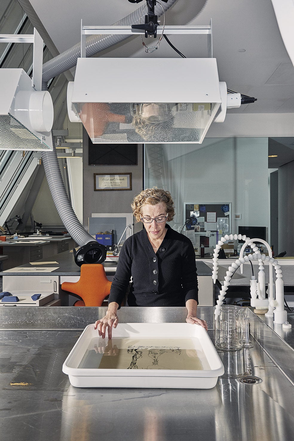La experta en papel Penley Knipe con una lámina que recuperará su color tras este baño en una solución especial. En el Straus Center trabajan 25 químicos, arqueólogos, geólogos e historiadores del arte.