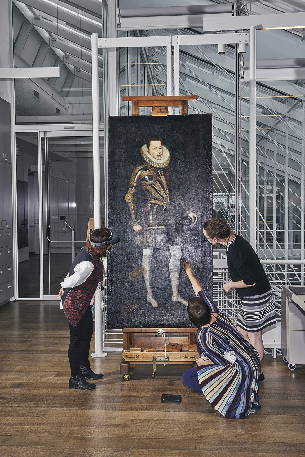 Expertas del Straus Center estudian un cuadro español del siglo XVII en busca de posibles rastros de marrón momia.