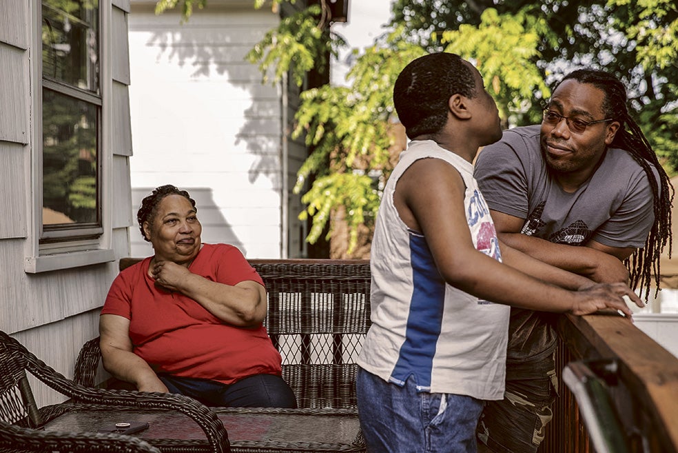 Derrick, ahora de 40 años, mostró al poco de nacer síntomas de discapacidad y su desarrollo físico también se vio afectado. Su madre y su hermano John se han hecho siempre cargo de él (su padre se fue cuando él nació). Varios exámenes psicológicos concluyeron que Derrick «carece de la capacidad cognitiva para comprender y participar en las decisiones». Ni siquiera puede llevar a cabo tareas básicas de nivel preescolar.