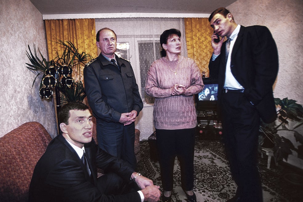 Su padre era un militar ucraniano y crecieron de base en base por toda la URSS. De hecho, nacieron en Kirguistán y Kazajistán. Su madre es rusa y de ascendencia judía (en la foto, los cuatro en su casa de Kiev en 1998).