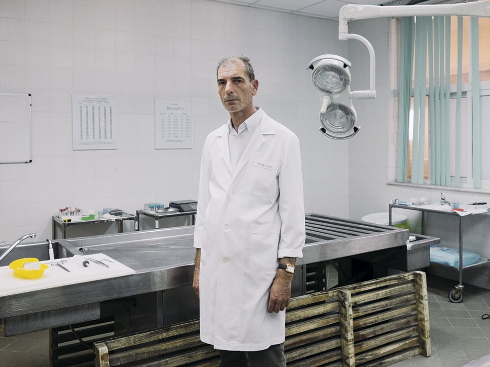 «La gente necesita respuestas. Si puedo decirles si sus amigos o sus hijos 'están en una de mis neveras', es importante para mí. Es el sentido de mi trabajo», dice el doctor Pavlos Pavlidis.