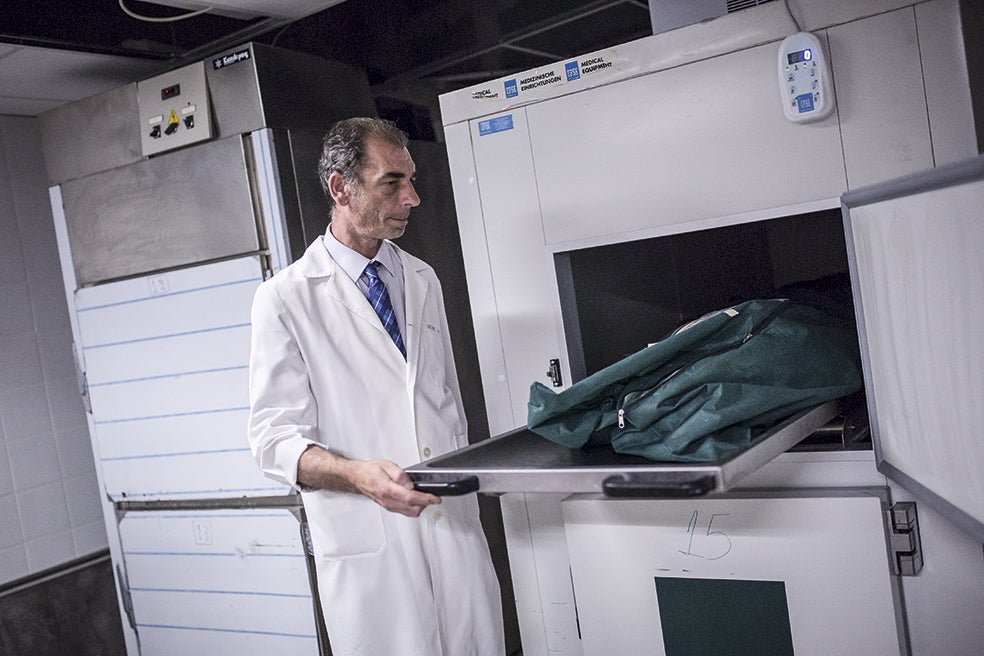 El forense coloca una nota con la fecha y el lugar donde se encontró el cuerpo y lo conserva en la morgue griega durante tres meses. Luego lo entierran en un cementerio.