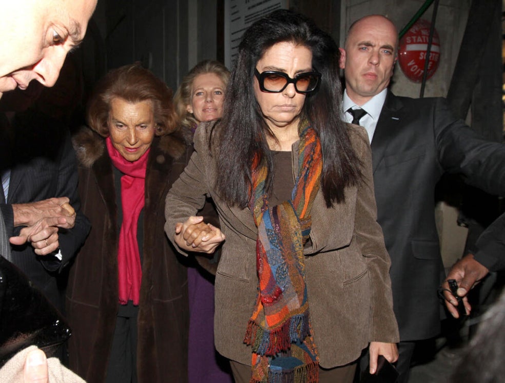 Françoise Bettencourt Meyers, la mujer más rica del mundo, con su madre, Liliane Bettencourt, herederas de L’oreal. Liliane falleció en 2017, a los 94 años, tras años de pleitos con su hija, que quiso inhabilitarla para evitar los millonarios gastos en los que incurría, manipulada, según Franciose, por allegados con cuestionables intereses.