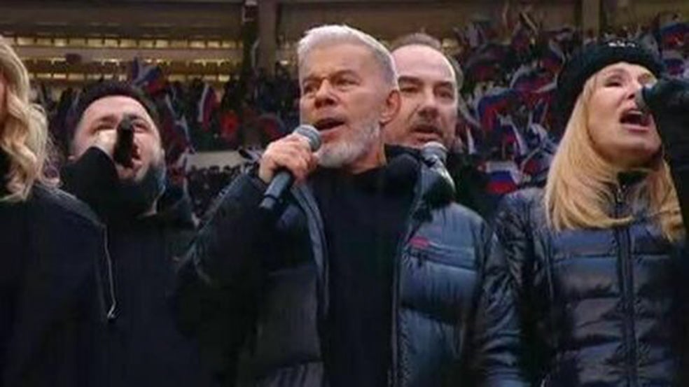 Gazmanov canta en el acto de apoyo a los militares con un 'plumas' de Prada de 3500 euros, al que camufló la marca, en una decisión estética singular.