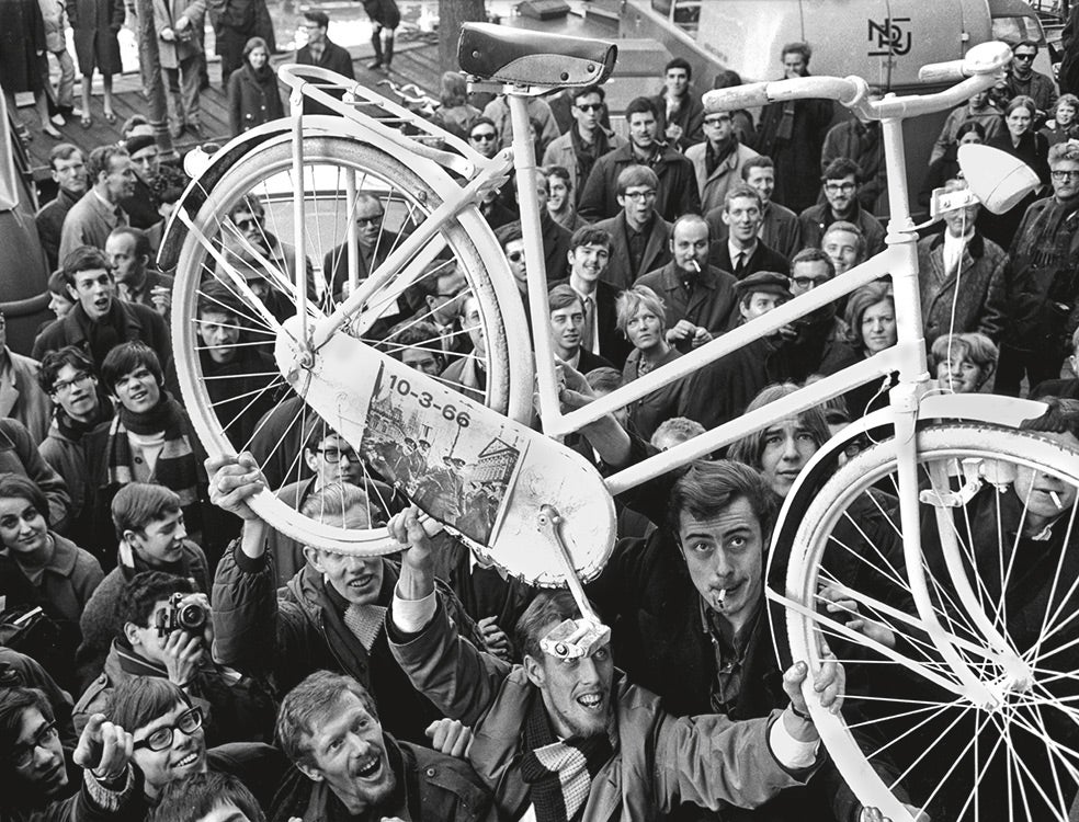 En 1965, un grupo anarquista de Ámsterdam pintó 50 bicis de blanco para reclamar el fin del consumismo y la contaminación y las repartió para su uso gratuito por la ciudad. Tuvieron que retirarlas, pero había nacido un movimiento que en los noventa se dispararía en Europa. En la imagen que, más arriba, abre este reportaje, una vista aérea de las 4500 bicicletas de uso compartido confiscadas en Shanghái, China, porque estaban mal estacionadas y causaban problemas a los peatones y al transporte público.