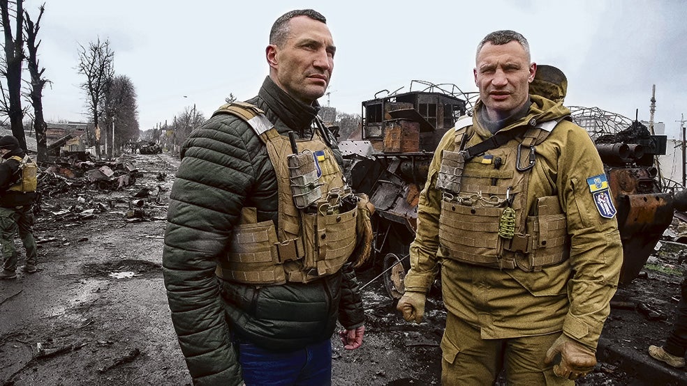 Wladimir (a la izquierda) aclara que, aunque su vínculo es extraordinario, son muy diferentes. Vitali, más reflexivo, es un 'animal político'; Wladimir, contundente, se define como un activista.