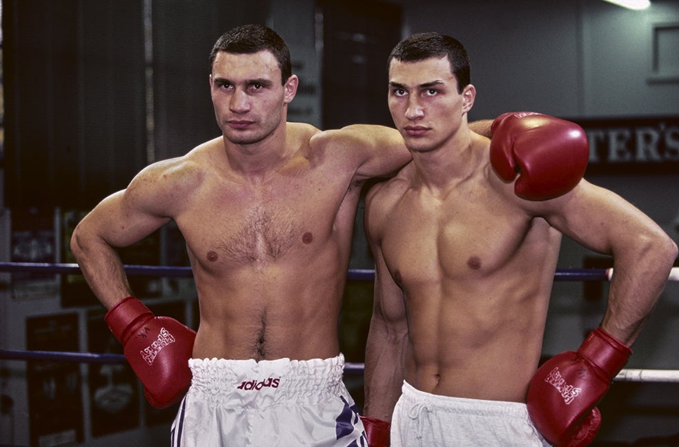 Los hermanos Klitchko en 1996, al comienzo de su carrera como boxeadores. Ahora, la pareja protagoniza un documental, Klitschko: more than a fight, dirigido por Kevin Macdonald.