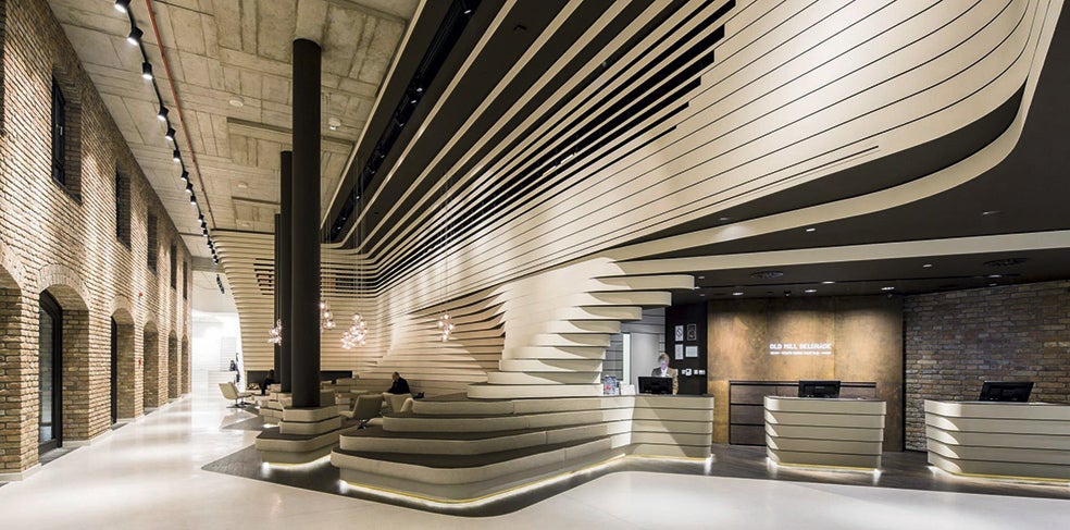 El hotel Old Mill cuenta con elementos del viejo molino sobre el que fue construido, pero con un ambiente industrial.