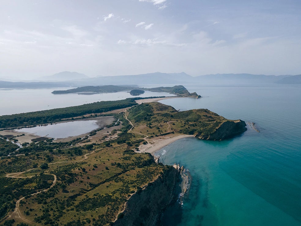 La isla de Sazan, un área protegida de Albania en el Adriático, tal y como se encuentra aún hoy. En la imagen que, más arriba, abre este reportaje, una simulación de cómo quedaría tras el proyecto que Kushner planea ejecutar.