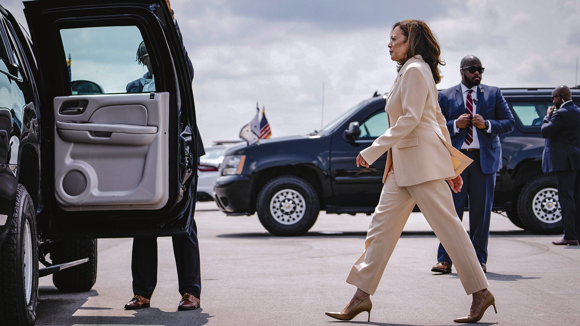 Kamala Harris, a su llegada a Indianápolis al día siguiente de postularse como candidata a al presidencia. Es controladora y no deja pasar un detalle. Para muestra, un botón: en una entrevista, cuando se le mencionó que medía solo 1,57, Harris corrigió: «Eso es incorrecto. Mido 1,63. Y con tacones, que siempre uso, mido 1,70, gracias».