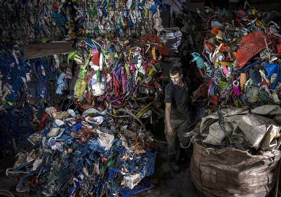 En las plantas de reciclaje turcas con licencia como la de la imagen, los residuos plásticos son clasificados, triturados y lavados en la propia instalación antes de convertirse en gránulos reutilizables. Estas plantas, sin embargo, representan sólo una décima parte de las existentes en Turquía, la mayoría ilegales y con condiciones insalubres para sus trabajadores.