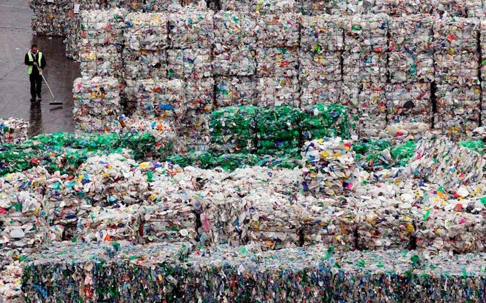 Las hostilidades comienzan en el contenedor amarillo, el de los plásticos. Ahí está el meollo del asunto. Europa se encontró de pronto sin saber qué hacer con los millones de toneladas que le 'colocaba' a China y encontró en Turquía una crítica solución provisional...