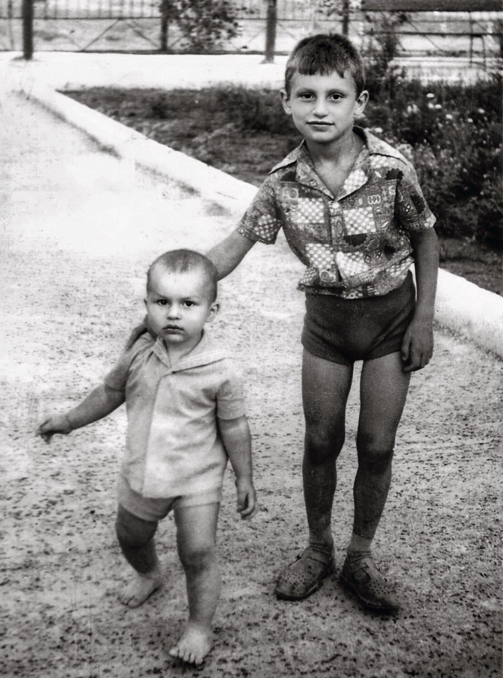 Vitali y Wladimir, que se llevan cinco años, son una combinación imponente de fuerza y cerebro; ambos jugadores de ajedrez, Vitali se jacta de haber puesto en apuros al mismísimo Garri Kaspárov.