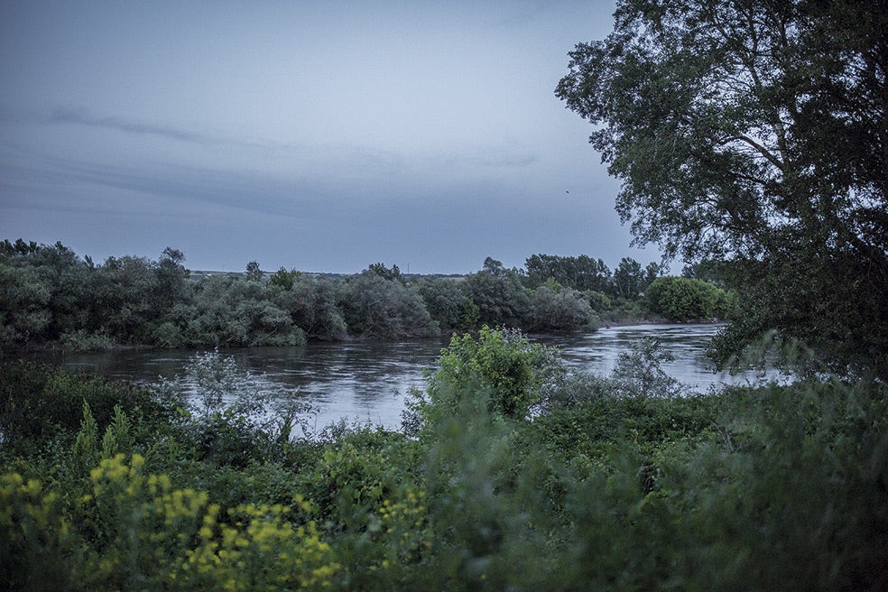 El río Evros forma una frontera natural entre Turquía y Grecia a lo largo de una centena de kilómetros. A partir de los años 90 es un lugar de paso. Cruzarlo es muy peligroso. La corriente es fuerte y el cauce, profundo.