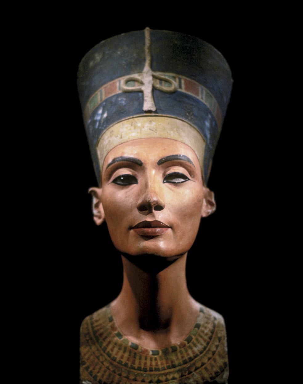 La segunda respuesta a la cuestión de la belleza es: simetría. El busto de la reina egipcia Nefertiti es el máximo exponente del cumplimiento de este criterio.
