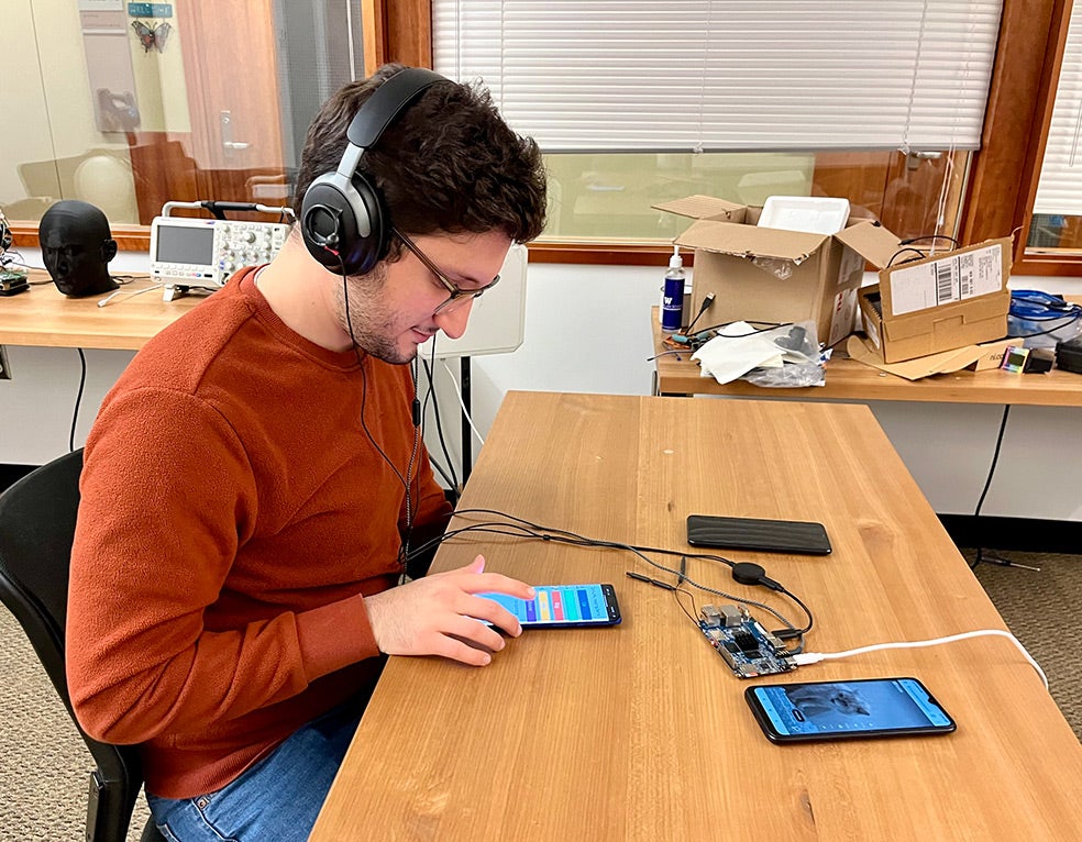 Usando algoritmos de aprendizaje profundo, los nuevos auriculares pueden cancelar determinados sonidos y no todo el ruido ambiente. Por ejemplo, puedo bloquear sonidos específicos como sirenas, ladridos, llantos de bebé... aquellos que resulten más molestos al usuario. El sistema permite programar, por ejemplo, que los cascos eviten el ruido de una aspiradora pero, al mismo tiempo, permitan escuchar si alguien llama a la puerta.