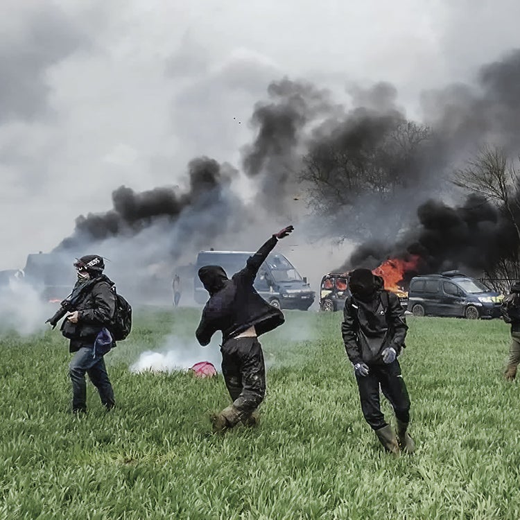 Sainte-Soline, una localidad rural cerca de Burdeos, se convirtió el año pasado en escenario de una batalla campal. Las protestas contra las llamadas 'megabalsas' dejaron 31 heridos. Interior llegó a ilegalizar la organización de Léna, pero el Supremo anuló la decisión.