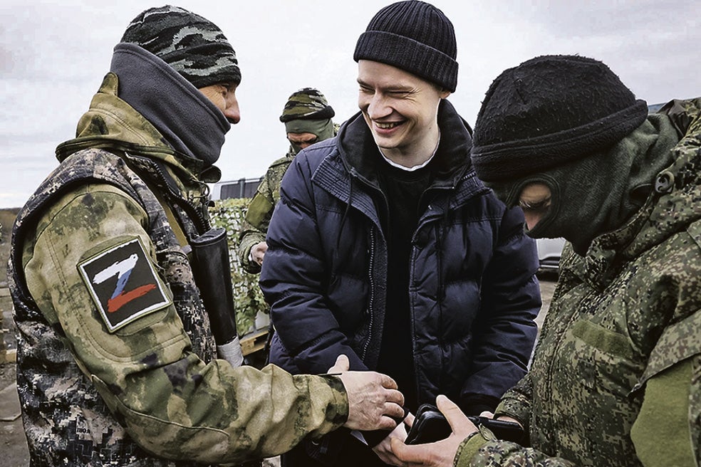 El músico ha visitado varias veces al Ejército ruso en los territorios ucranianos ocupados. Gracias a sus letras, Shaman se ha beneficiado del entusiasta respaldo del Kremlin.