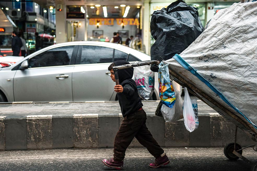 Turquía carece de una clasificación de residuos en sus servicios de recogida municipal, lo que da barra libre a medio millón de recogedores de basura callejeros, muchos de ellos refugiados sirios y afganos de todas las edades. En la imagen, un niño kurdo en el centro de Diyarbakir.