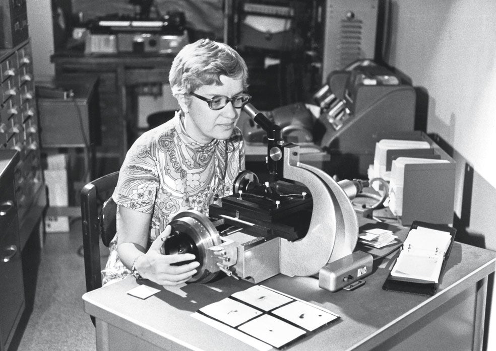 Seguramente el nombre de Vera Rubin no le sonará, pero esta astrónoma nacida en Filadelfia en 1928, realizó unas observaciones que cambiaron la forma de entender el cosmos. Rubin midió la velocidad de rotación de decenas de galaxias y concluyó que las estrellas más alejadas del centro galáctico se movían igual de rápido que las que estaban más cerca, lo que contradecía las leyes de Newton. Aquello solo era posible si había una gran cantidad de materia invisible, la llamada 'materia oscura'.