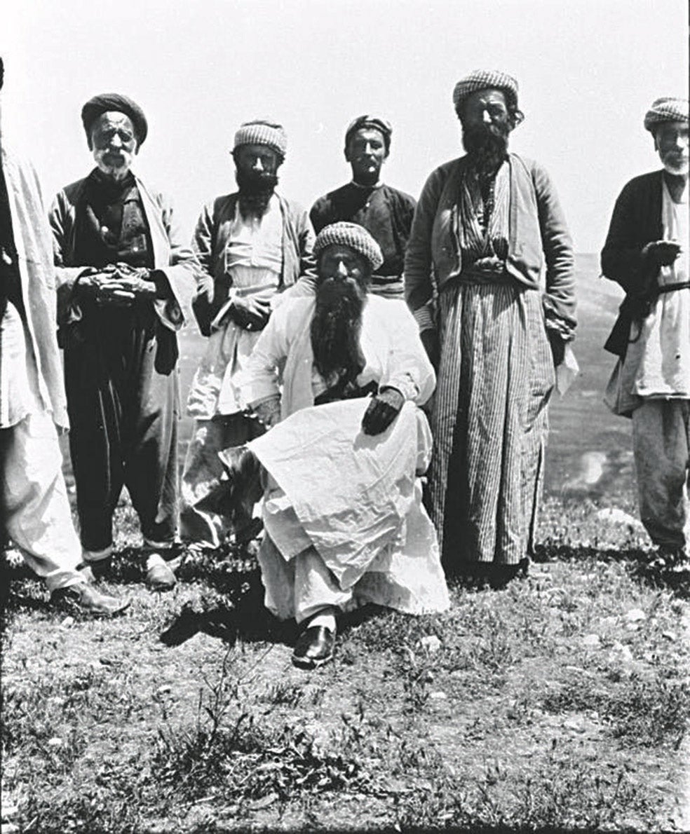 Los yazidíes veneran tanto la Biblia como el Corán y son tolerantes con las demás religiones. Sin embargo, su sociedad es muy jerárquica y mantienen la lapidación para zanjar pleitos de honor.