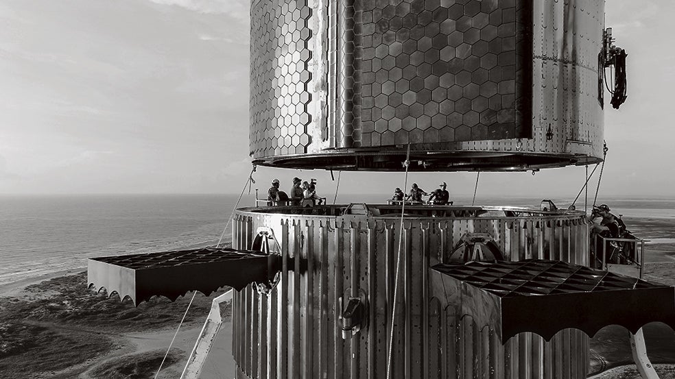 Imágenes del acoplamiento del cohete Super Heavy y la Starship. Unos 18.000 azulejos con forma hexagonal cubren dos tercios de la nave, dispuestos sobre la estruc-tura de acero. Evitan que se desintegre. En abril, la explosión del megacohete abrió un agujero de miles de kilómetros en la atmósfera durante una hora.