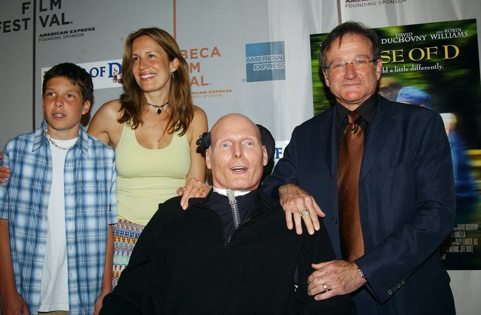 El cómico Robin Williams (fallecido en 2014) junto a su amigo Christopher Reeve, su mujer Dana y su hijo Will antes de la proyección de la película Delitos Menores en el Festival de Cine de Tribeca. Junto a ellos, Dana Reeve y Will.