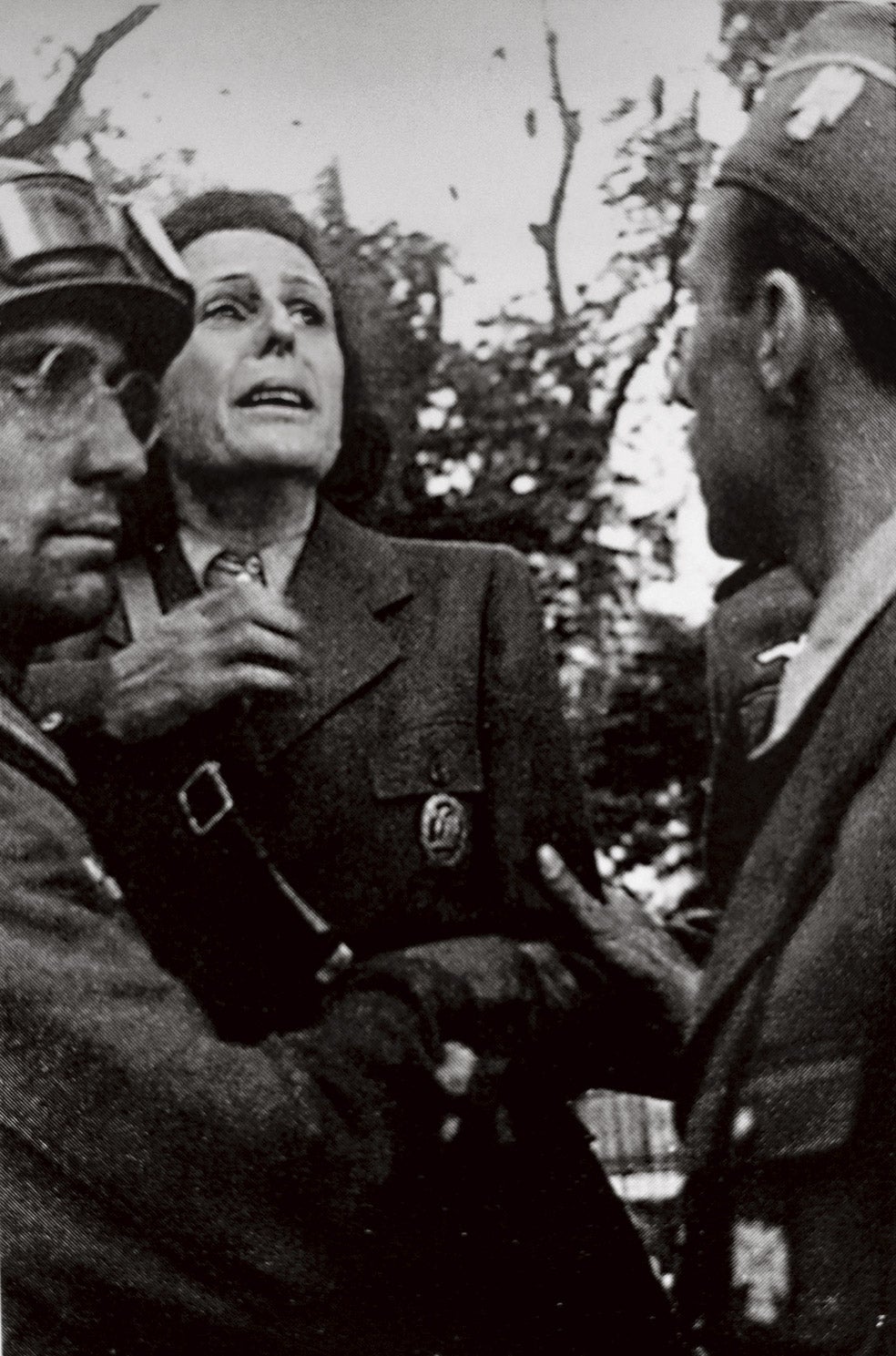 Hasta ahora, se creía que la tristeza de Leni en las fotos de Końskie demostraban su horror ante la guerra. Ella siempre dijo desconocer que las víctimas eran judíos. Hoy un documental pone en duda su versión.