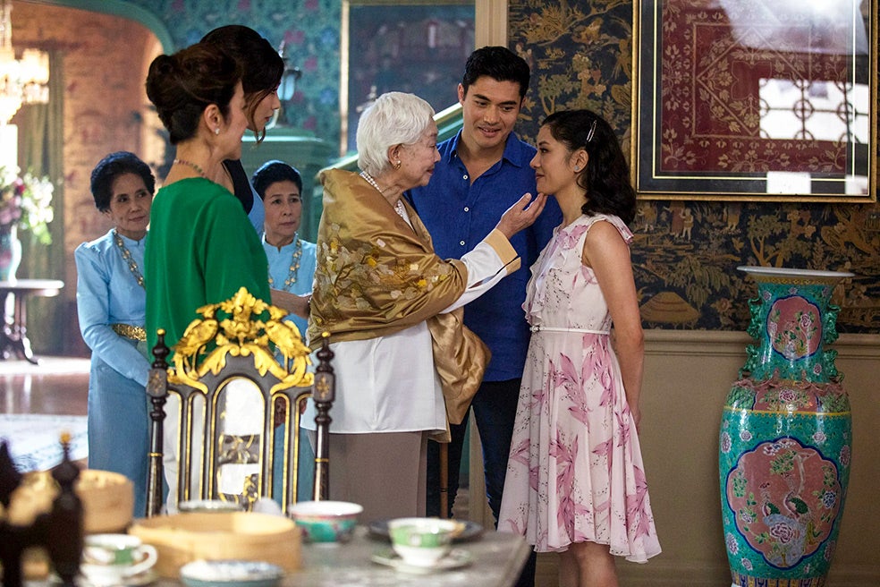 Crazy Rich Asians narra en clave de comedia romántica la vida de una acaudalada familia en Singapur.