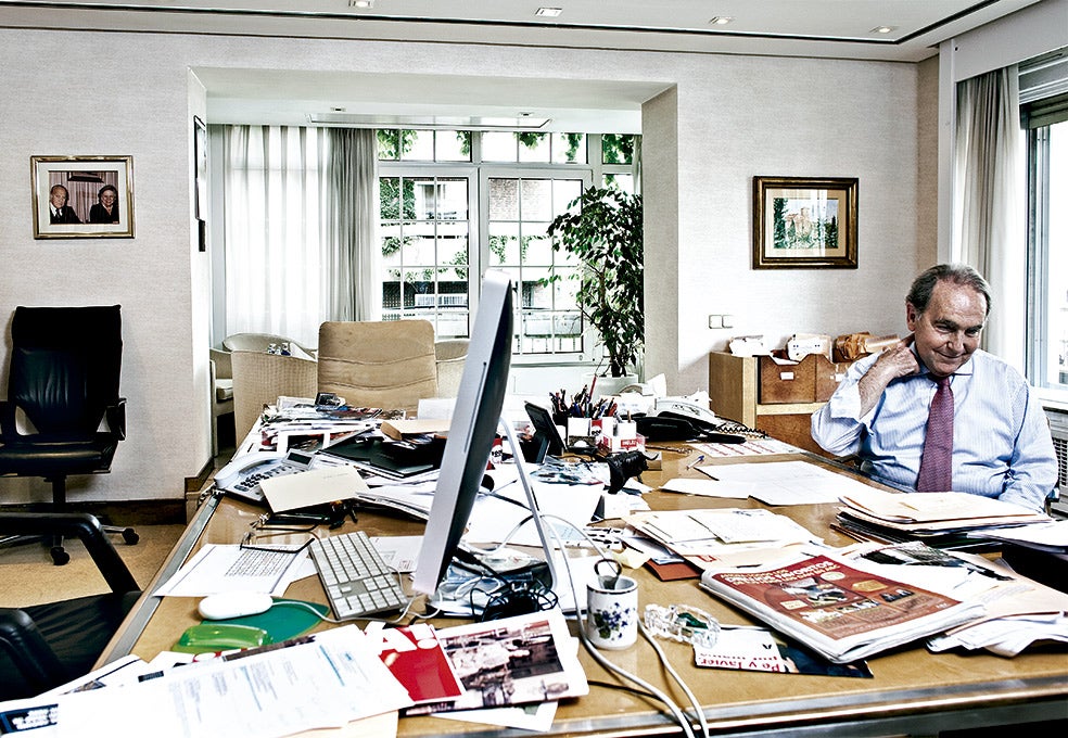 En la misma mesa se sentaban él, su hijo (el único que utilizaba ordenador) y su madre. «Esto no es un despacho al uso, es parte de la redacción».