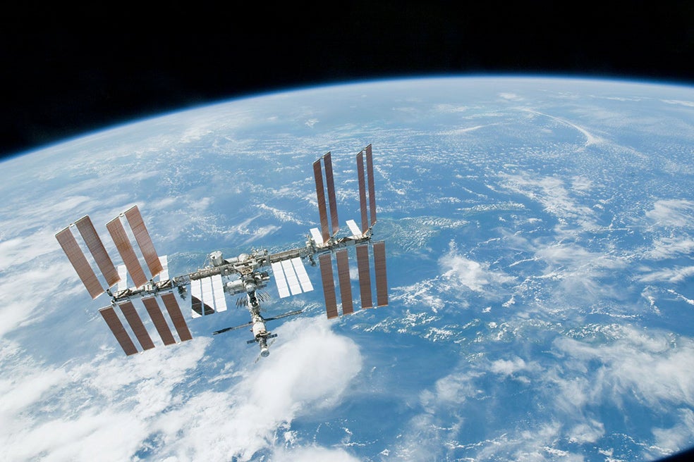 La Estación Espacial Internacional (ISS)—el satélite artificial habitable compuesto por numerosos módulos— orbita a unos 400 kilómetros de la superficie de la Tierra y completa una vuelta alrededor del planeta cada una hora y media. Ahora mismo, se encuentran allí, desde junio pasado, los astronautas Butch Wilmore y Suni Williams, a la espera de regresar a tierra en febrero de 2025.