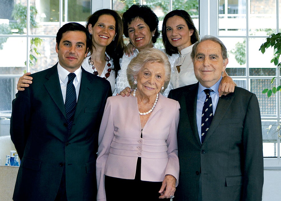 Eduardo Sánchez Junco siempre trabajó en familia. Y así sigue siendo. Sus tres hijos, Eduardo, Mercedes y Mamen (en la foto con su madre, Carmen Pérez Villota, su padre y su abuela) siguen funcionando de la misma manera. Eduardo Sánchez Pérez es el actual director de la revista.