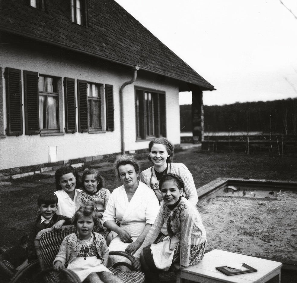 La familia Goebbels al completo acabó mudándose a la villa para librarse de los bombardeos en Berlín. En 1945, los Goebbels mataron a sus seis hijos antes de suicidarse.