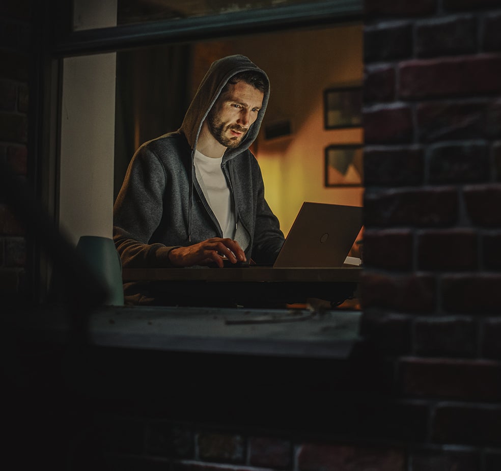 Los chateadores de páginas pornográficas son otro de los 'gremios' surgidos en la trastienda más oscura de Internet, como los creadores de fake news, organizados en auténticas factorías, o, en el otro lado, los moderadores de contenido que se ocupan de revisar que no se cuelen en las redes imágenes aberrantes y delictivas.