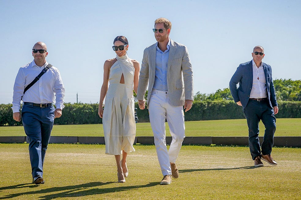 Los Sussex firmaron un multimillonario acuerdo con Netflix para cinco años, pero no apunta a renovarse. Enrique solo aparece como productor en un documental sobre el polo (en la foto, en un reciente partido en Florida); y Meghan ha grabado una serie de «cocina, jardinería, y amistad». Spotify canceló otro acuerdo millonario con ellos para un pódcast. Un ejecutivo los llamó «malditos estafadores». Ahora se rumorea que Meghan estaría escribiendo su propia autobiografía.