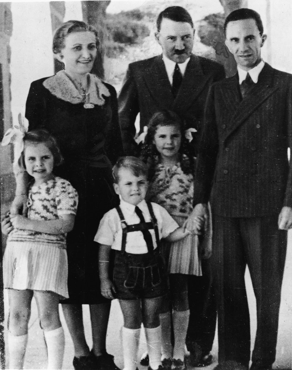 Hitler, con Goebbels, su esposa y dos de sus hijos. Tras caer Berlín, el matrimonio se suicidó en la Cancillería. Antes, envenenaron a sus seis hijos.