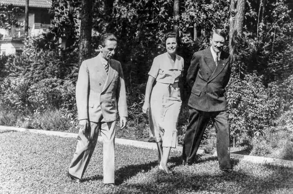 Goebbels y Hitler, con de la cineasta Leni Riefenstahl , quien filmó películas para el régimen nazi, paseando por los jardines de la cancillería.