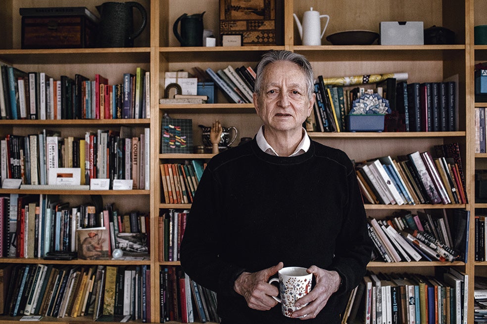 Durante más de diez años, Hinton solo podía estar de pie o tumbado por un problema en la espalda. Ahora, tras una cirugía, vuelve a sentarse y a viajar en avión. Pertenece a una familia de genios académicos; entre ellos, su tatarabuelo, el matemático George Boole, quien inspiró el código binario que hoy rige todos los ordenadores.