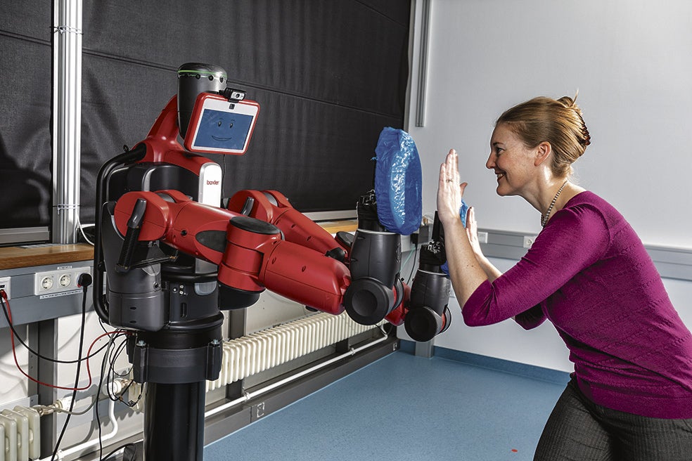 La ingeniera Katherine Kuchenbecker dirige el Departamento de Inteligencia Háptica en el Instituto Max Planck. Sus robots bailan, abrazan y chocan los cinco. The New York Times la ha apodado 'la reina de la háptica'. Más arriba, en la imagen que abre este reportaje, HuggieBot y su entrenadora. Esta autómata ha sido creada por el Departamento de Háptica (ciencia del tacto) del Instituto Max Planck. Es una chica porque quienes participan en las pruebas con la máquina, que son de ambos sexos, se sienten más cómodos abrazando a una mujer.