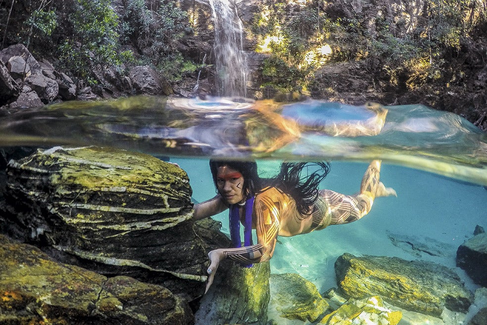 El explorador alemán Karl von der Steiner contactó con los kamayuras en 1887 y los contabilizó: eran 264. El sarampión casi acaba con la tribu en 1954. Solo sobrevivieron 94 miembros del grupo. Ahora son más de 300 y viven en el Parque Indígena de Xingu, donde residen hasta 16 etnias indígenas. Este parque, de 27.000 kilómetros cuadrados de extensión, fue creado en 1961 y ha tenido que superar invasiones de pescadores y cazadores en la década de los ochenta y el avance de las madereras en los años noventa. En la imagen, Akuku –una india kamayura– bucea cerca de la cascada Santa Bárbara.