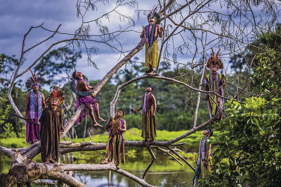Los kaxinawas viven a ambos lados de la frontera entre Perú y Brasil. Cuando, en el siglo XIX, llegaron los explotadores del caucho, algunos pelearon y otros acabaron trabajando para ellos. Viven de la pesca, la recolección de plantas y practican la horticultura 'de barrido y quema'. Hace ya décadas que, para cazar, algunos de sus hombres utilizan escopetas.