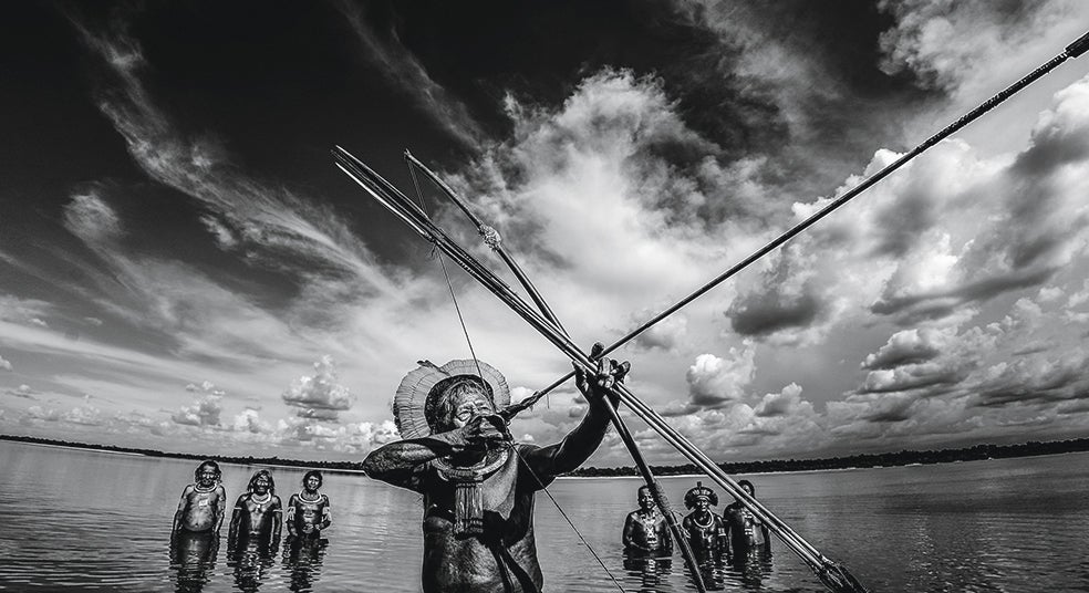 En 1987, su protesta contra la construcción de una presa tuvo eco mundial. Incluso el cantante Sting los apoyó. Esa presa se frenó, pero ahora los más de 7000 indios kayapós se alzan de nuevo contra la represa de Belo Monte en el río Xingu. Sería la tercera presa más grande del mundo y, según los indígenas, destruiría gran parte del río y la selva, de donde ellos extraen su sustento.