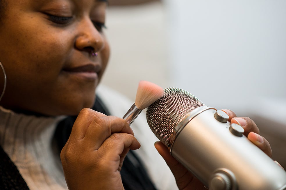 A esto se suma que somos seres empáticos. Las neuronas espejo se activan cuando observamos esa misma acción ejecutada por otro individuo. Por eso, ver a otra persona pasándose una pluma o una brocha por las mejillas nos predispone a sentir un suave hormigueo.
