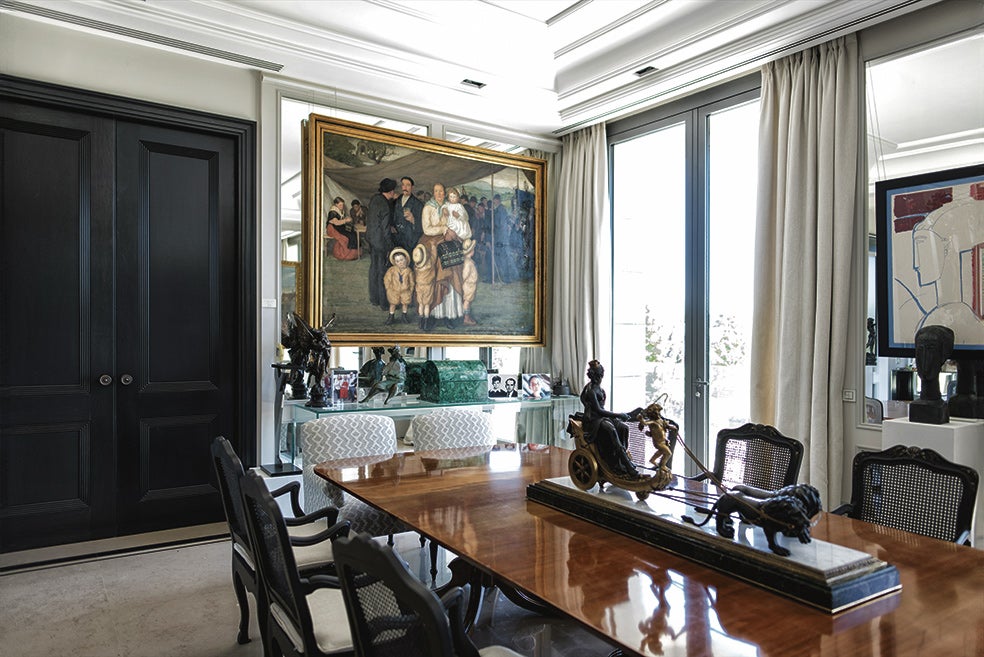 En el comedor de su residencia madrileña se encuentra una obra del artista asturiano Nicanor Piñole, La Barraca.