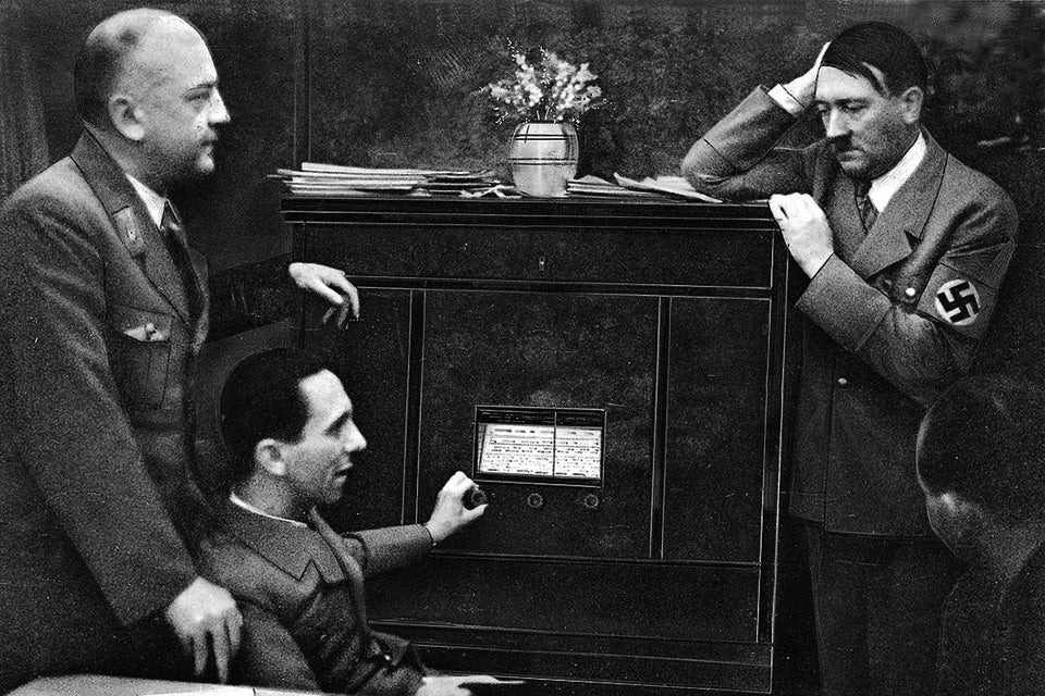 La ópera y los perros eran dos aficiones en común de Hitler y Goebbels. Arriba, escuchan a Wagner con Otto Dietrich.