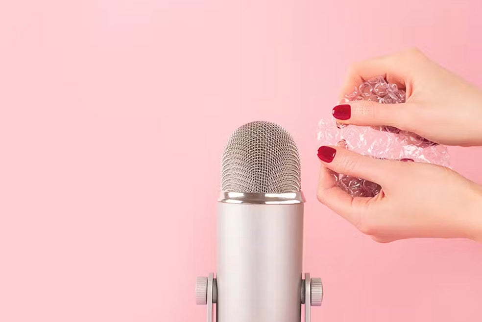 La sensación de una descarga electrostática –piel de gallina– es otro efecto asociado, como cuando nos besan en la oreja o en el cuello. Con todo, algunas personas son inmunes. Y a otras estos sonidos les provocan una sensación molesta, llamada 'misofonía'.