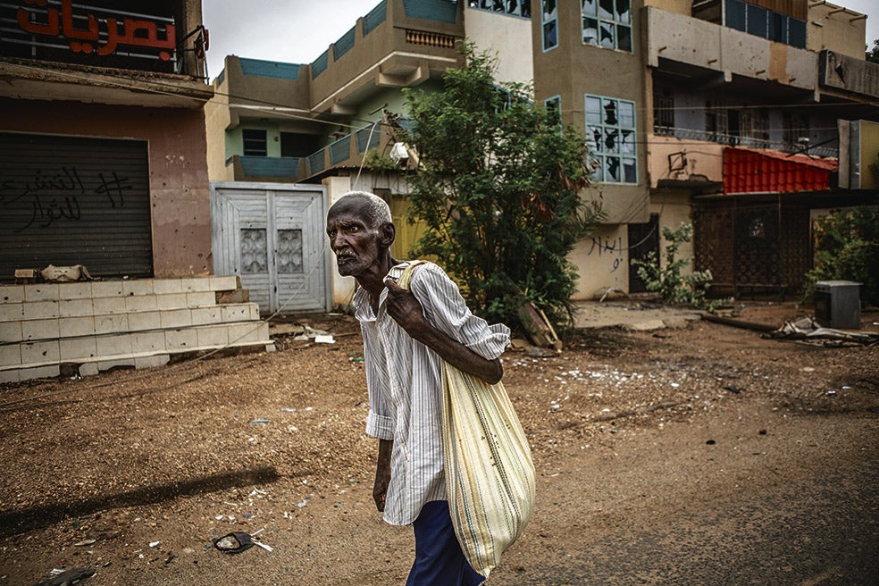 Alí Saleh tiene 60 años. Ha perdido tanto peso que los pantalones bailan en sus piernas. Como cientos de personas, acude cada día a uno de los comedores sociales para llenar su bolsa, y su estómago, con algo de sopa y unos trozos de pan. «Antes de la guerra, este era un buen barrio».